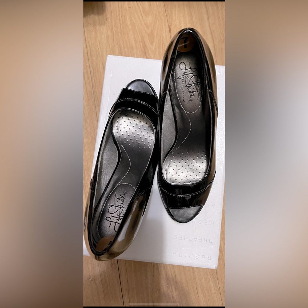 Black patent leather shoes. With support inside: Soft System.